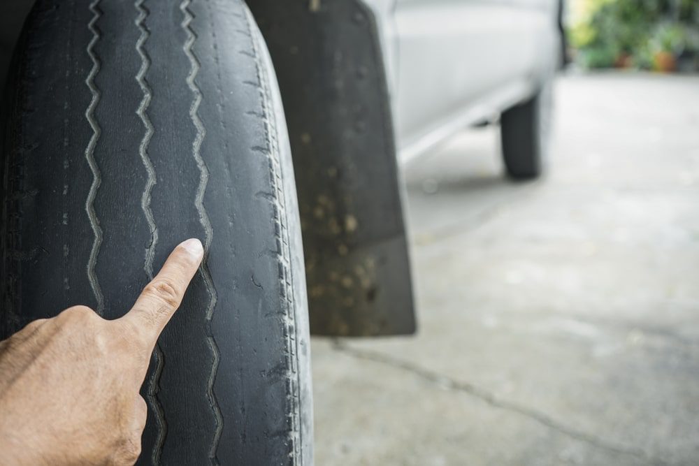 Desgaste neumáticos en carretera