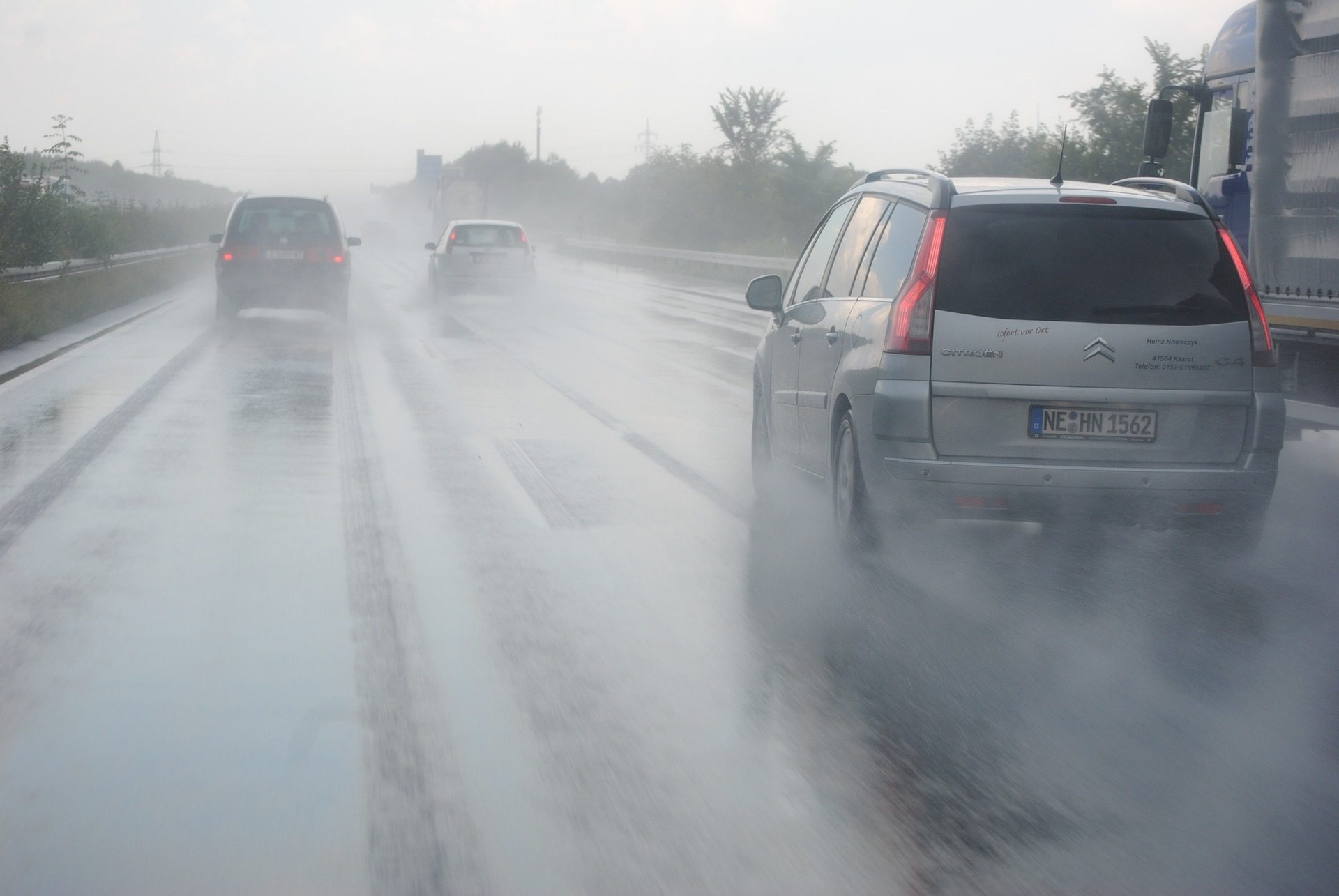 distancia seguridad aquaplaning