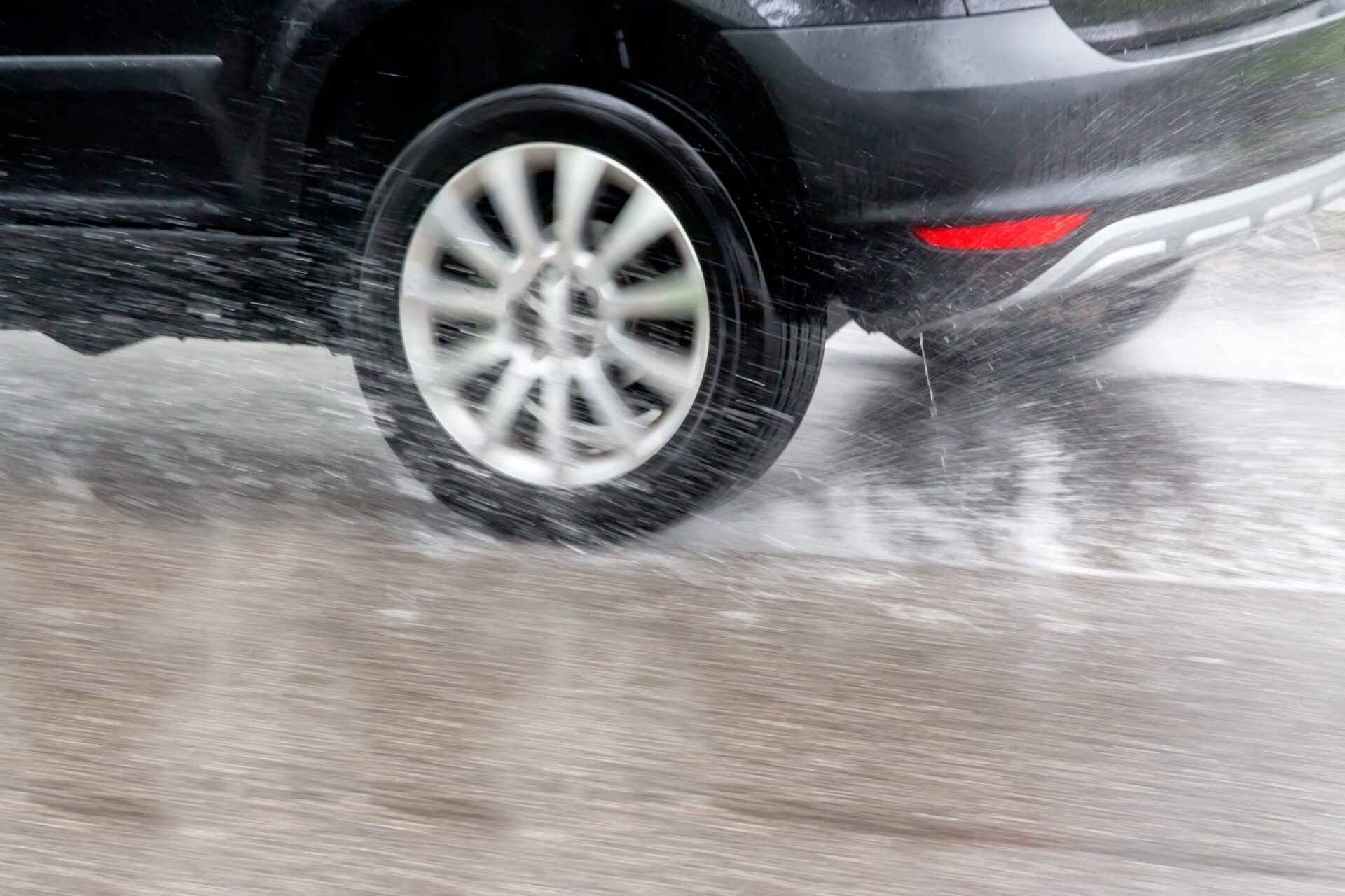 coche en aquaplaning