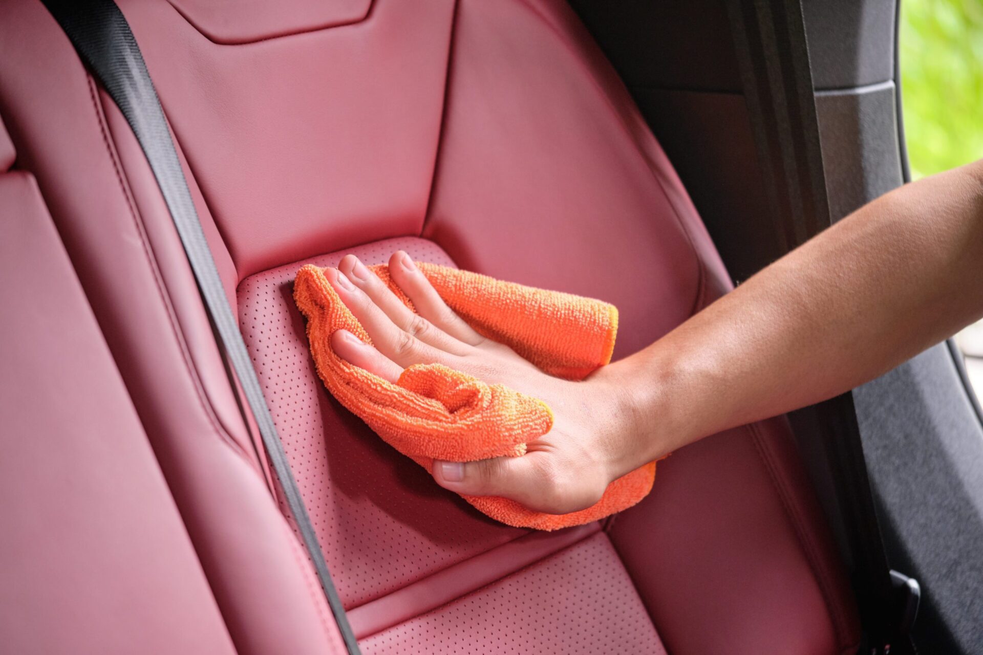 limpiar tapiceria cuero del coche