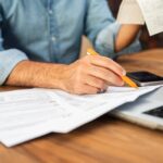 Un hombre con papeles haciendo cuentas Haciendo números autonomo